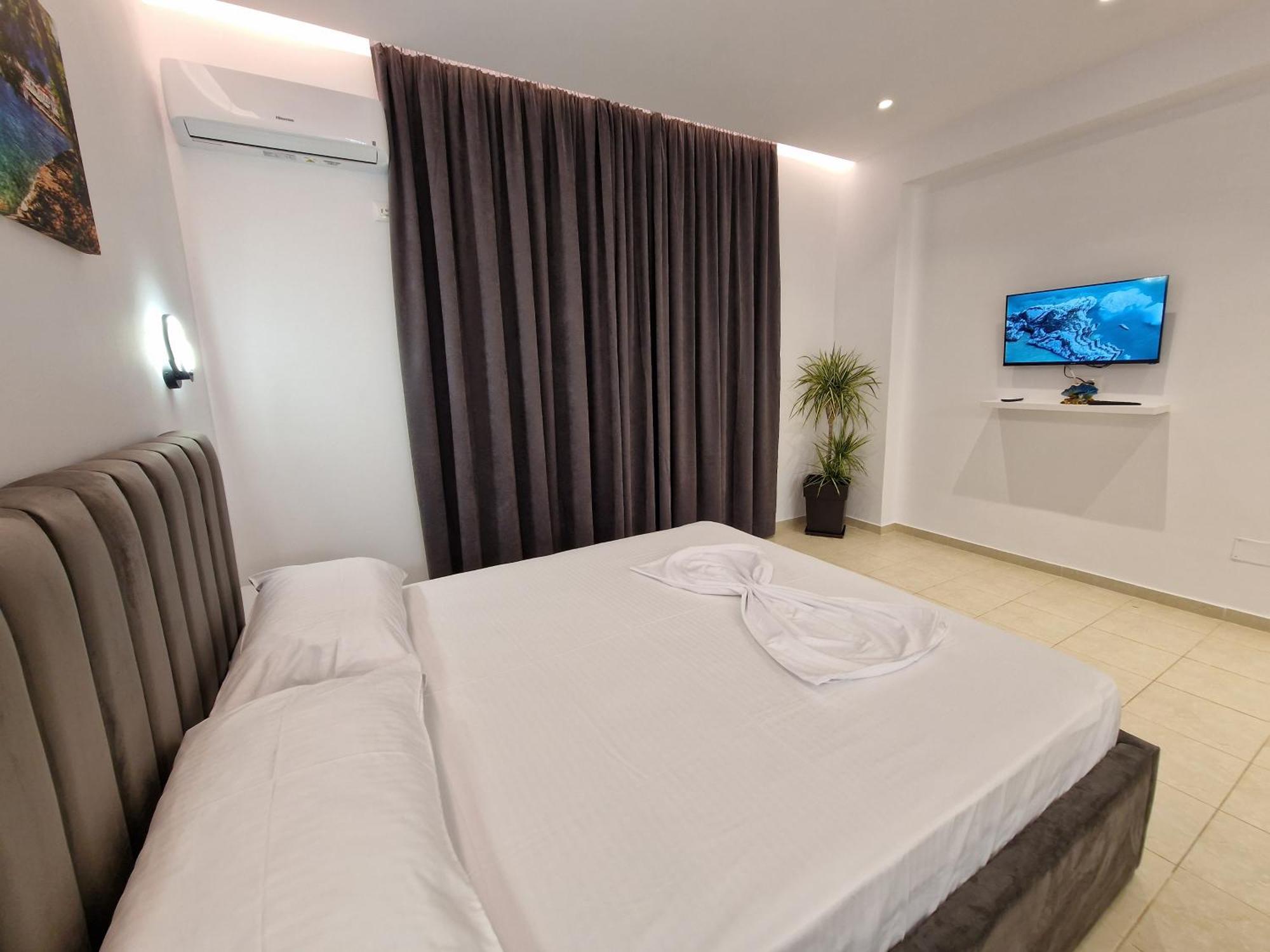 Feniks Hotel Ksamil Buitenkant foto