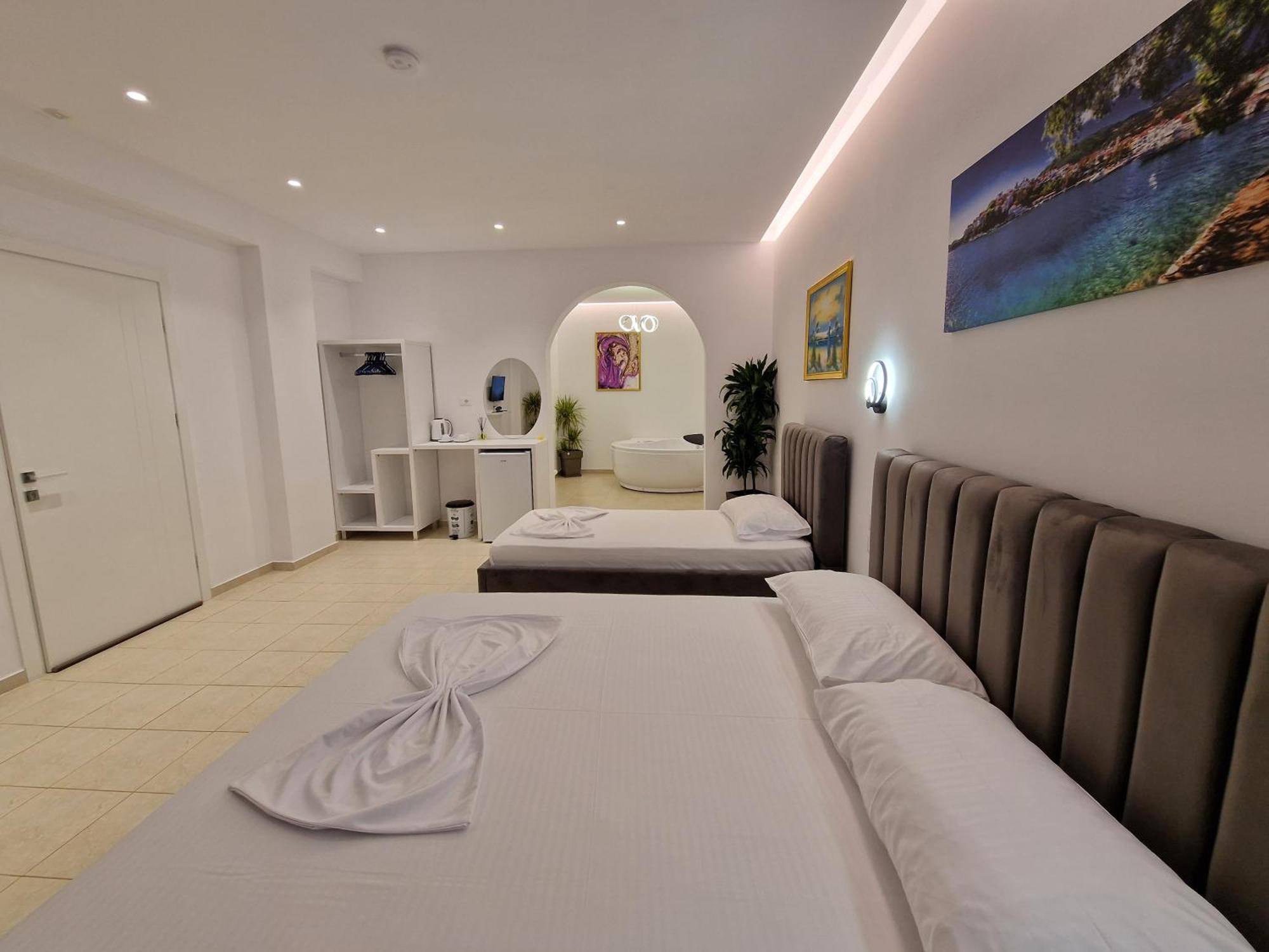 Feniks Hotel Ksamil Buitenkant foto