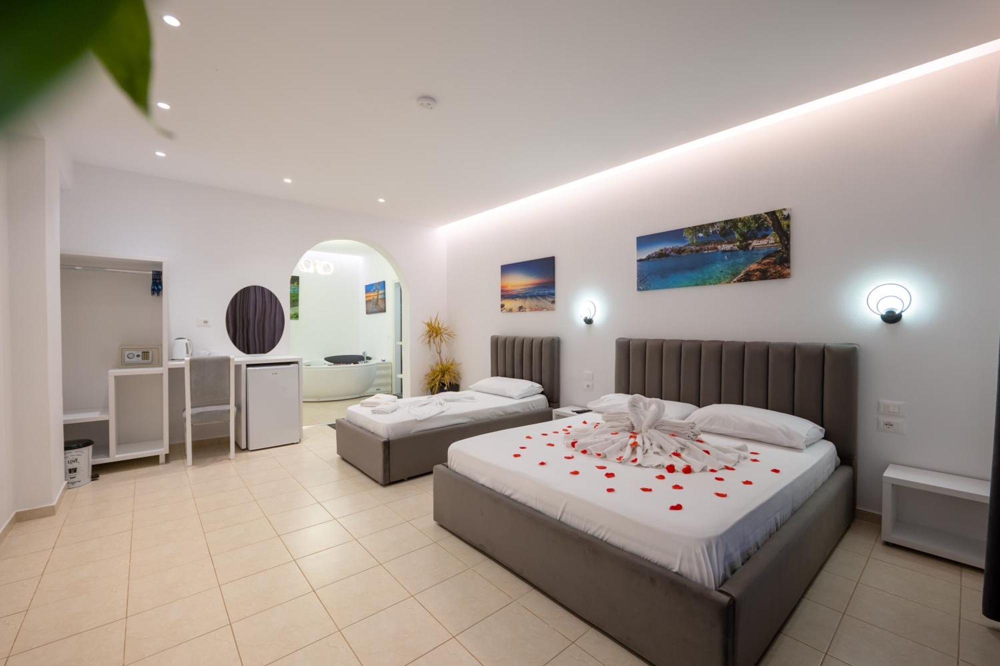 Feniks Hotel Ksamil Buitenkant foto