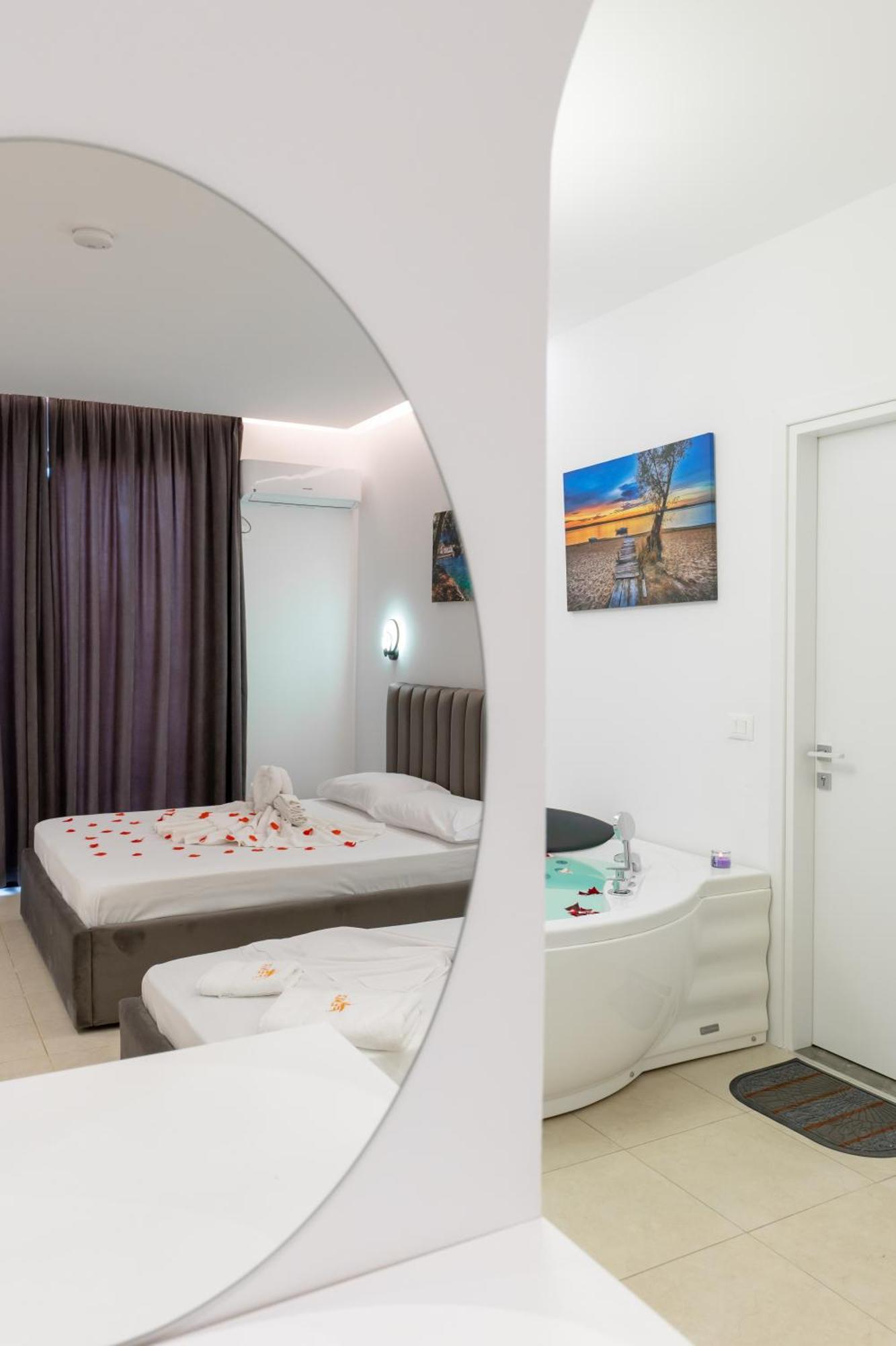 Feniks Hotel Ksamil Buitenkant foto